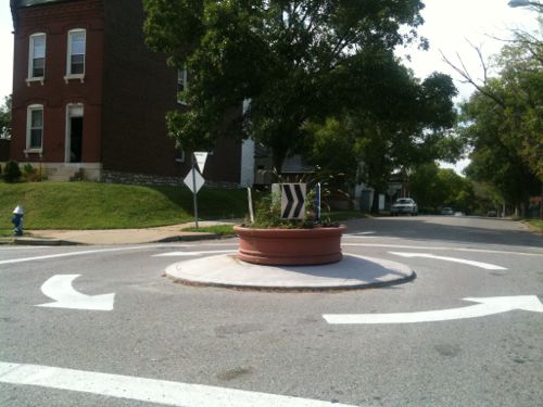 A traffic circle at Louisiana & Osceola